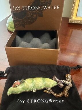 Jay Strongwater Two Peas in a Pod Trinket Box New with box and bag